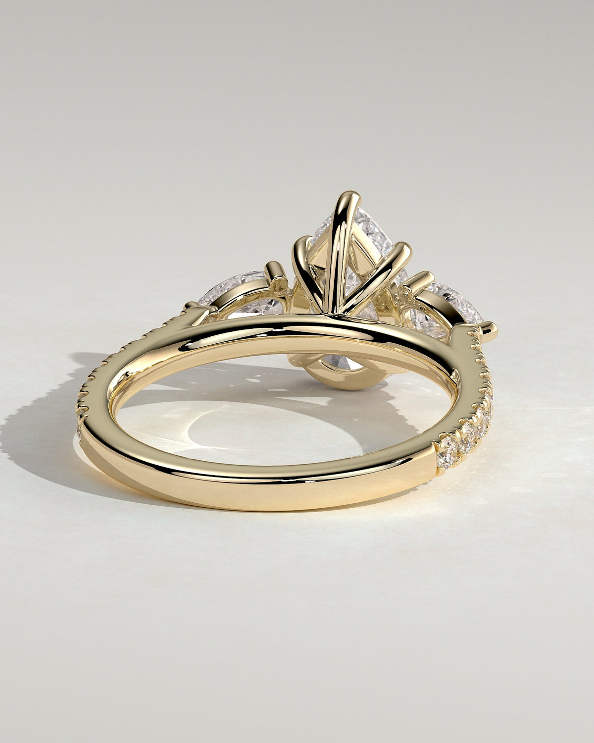 Avelia – Pear Trilogy Verlobungsring mit Pavé in 14k/18k Gelbgold mit Labordiamant, Ansicht 4 | Élysée Diamonds