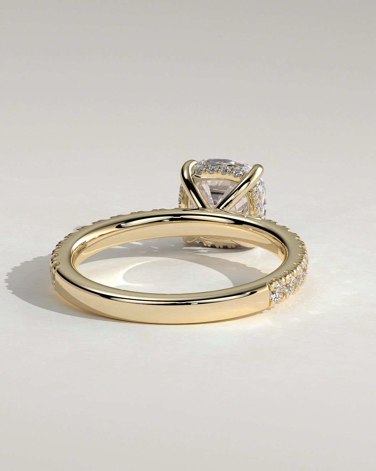 Noémie – Cushion Verlobungsring mit Hidden Halo & Pavé in 14k/18k Gelbgold mit Labordiamant, Ansicht 5 | Élysée Diamonds