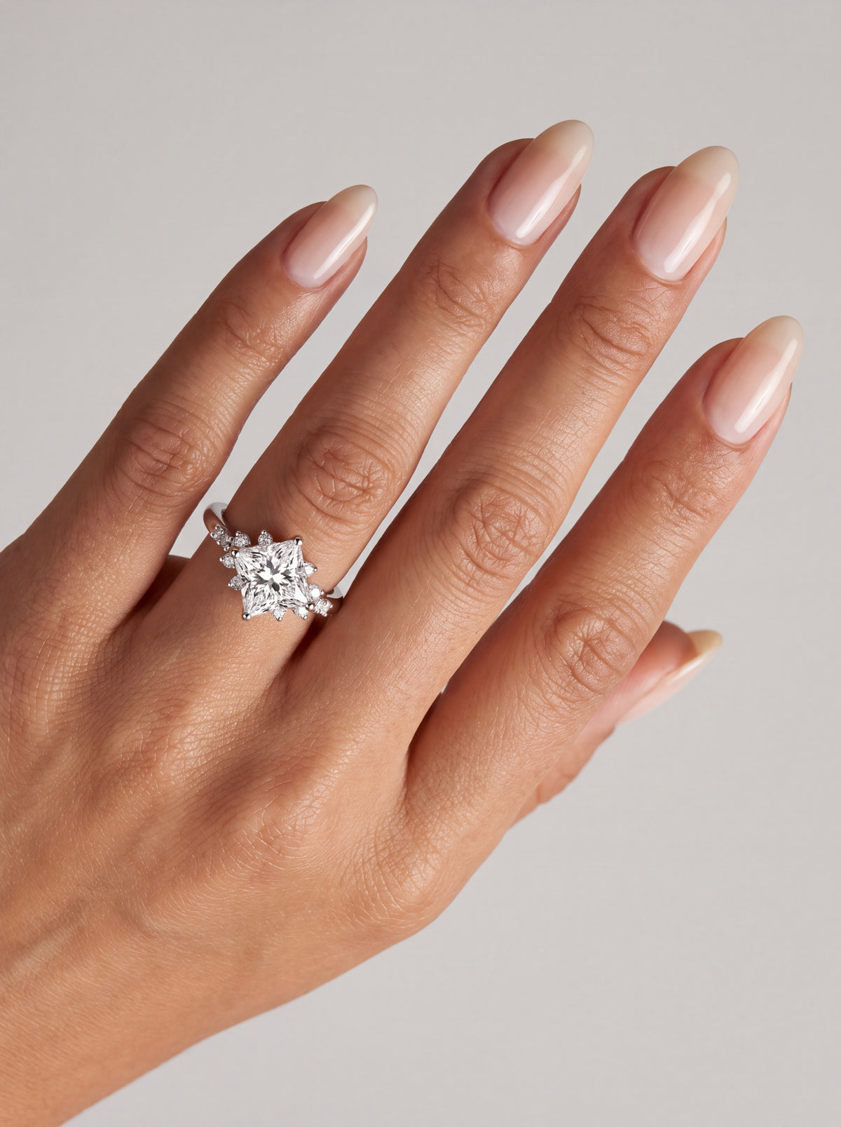 Marielle – Princess Verlobungsring mit Seitensteinen in Weißgold, getragen an der Hand | Élysée Diamonds