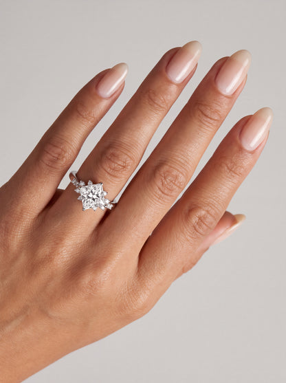 Marielle – Princess Verlobungsring mit Seitensteinen in Weißgold, getragen an der Hand | Élysée Diamonds