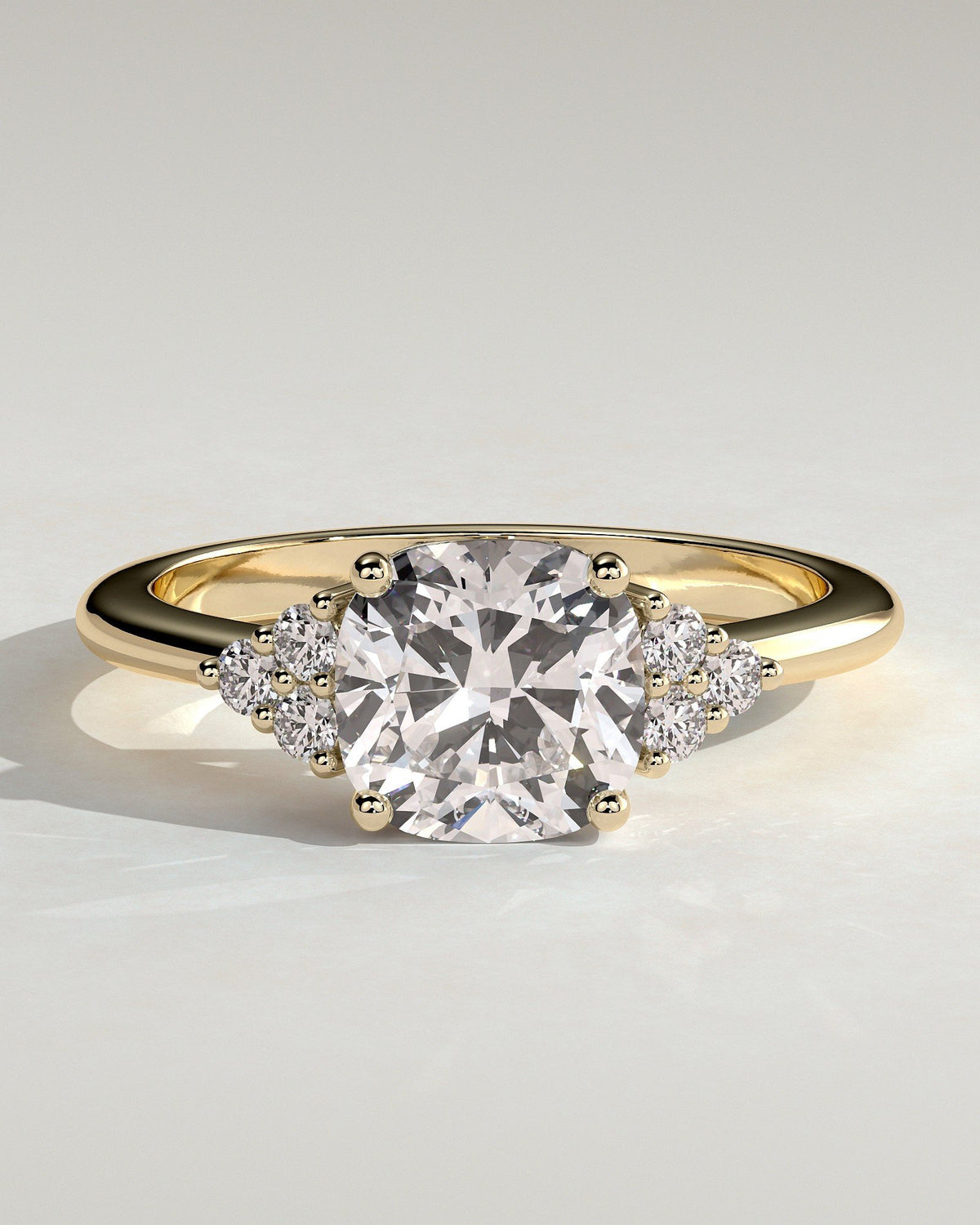 Adeline – Cushion Solitär Verlobungsring mit Seitensteinen in 14k/18k Gelbgold mit Labordiamant | Élysée Diamonds