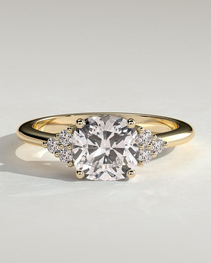 Adeline – Cushion Solitär Verlobungsring mit Seitensteinen in 14k/18k Gelbgold mit Labordiamant | Élysée Diamonds