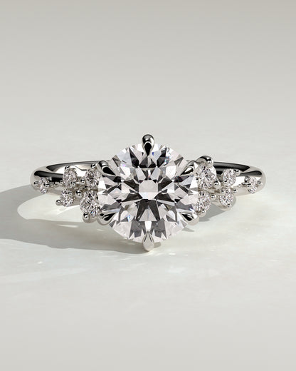 Rosalie – Runder Solitär Verlobungsring mit Seitensteinen in 14k/18k Weißgold mit Labordiamant | Élysée Diamonds