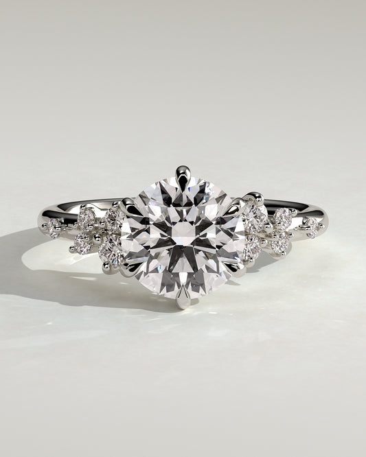 Rosalie – Runder Solitär Verlobungsring mit Seitensteinen in 14k/18k Weißgold mit Labordiamant | Élysée Diamonds