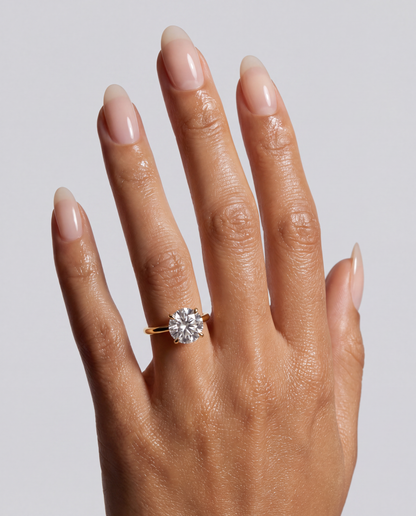 Vela – Runder Solitär Verlobungsring in Gelbgold, getragen an der Hand | Élysée Diamonds