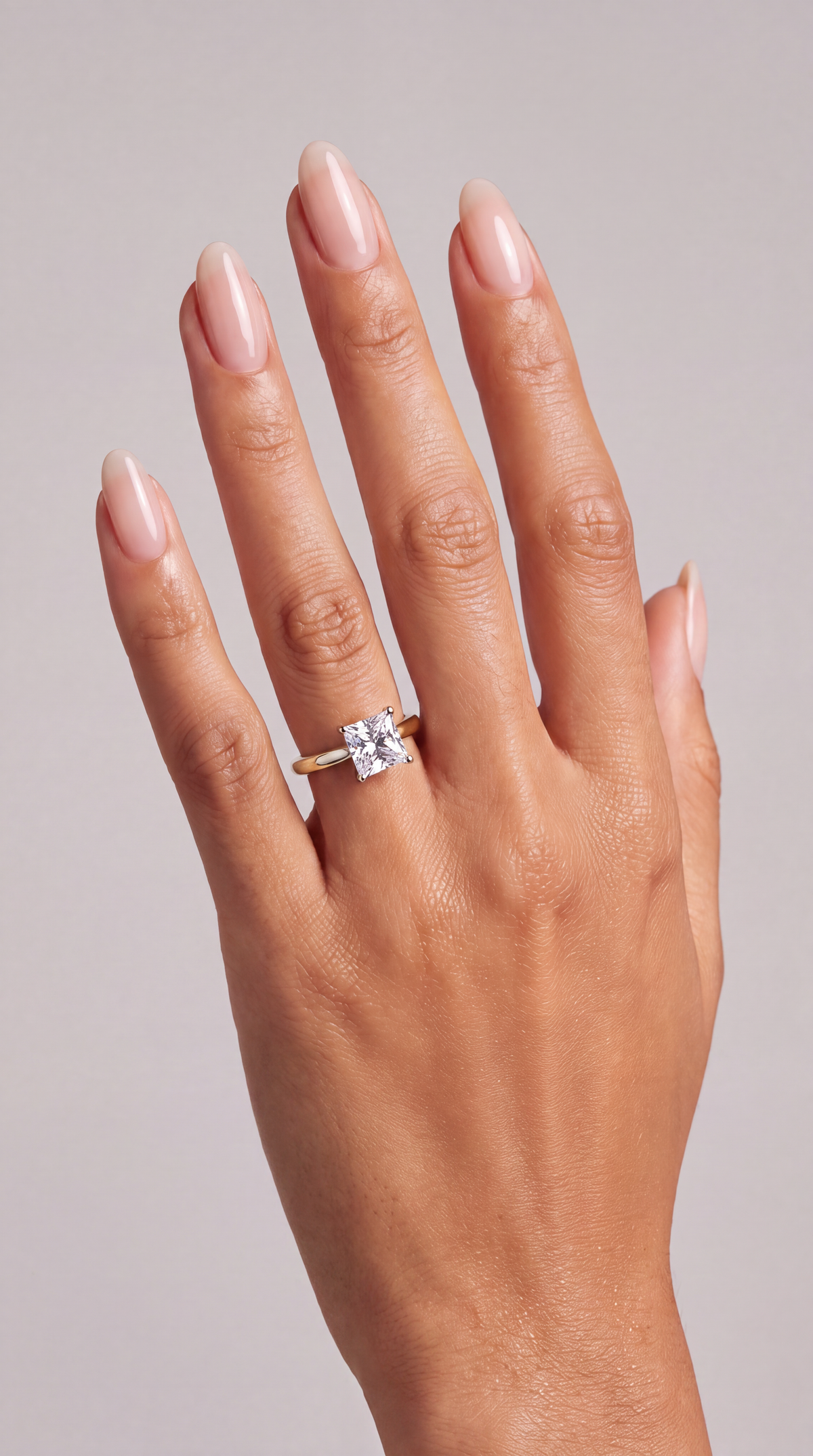 Aurelle – Princess Solitär Verlobungsring in Gelbgold, getragen an der Hand | Élysée Diamonds