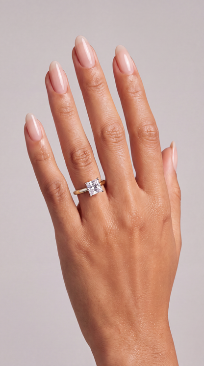 Aurelle – Princess Solitär Verlobungsring in Gelbgold, getragen an der Hand | Élysée Diamonds