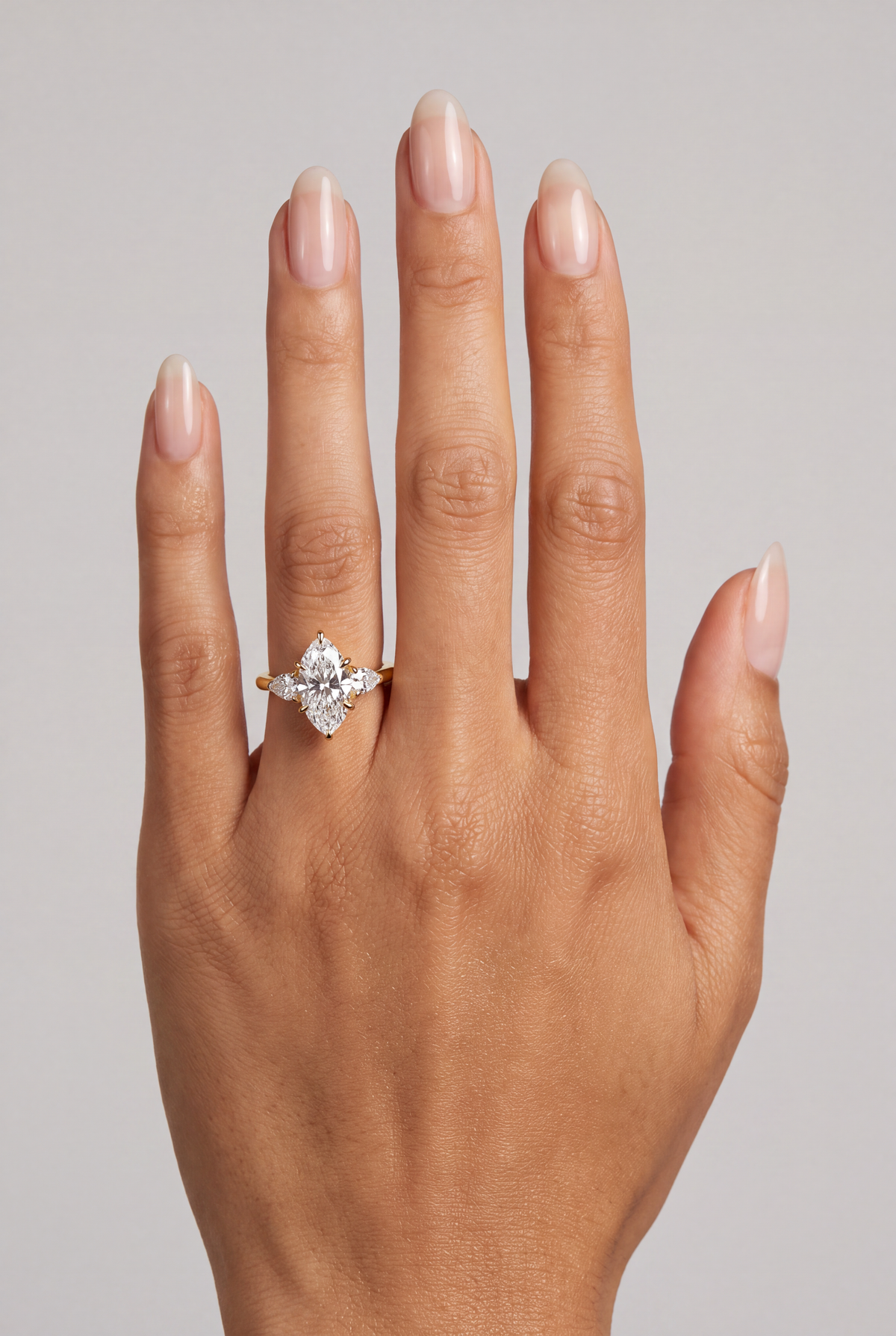 Solenne – Marquise Trilogy Verlobungsring in Gelbgold, getragen an der Hand | Élysée Diamonds
