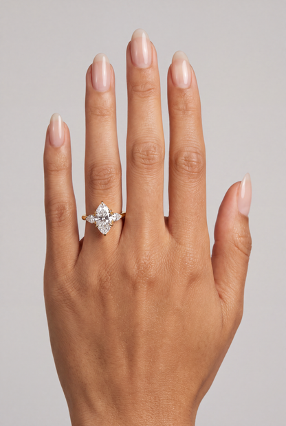 Solenne – Marquise Trilogy Verlobungsring in Gelbgold, getragen an der Hand | Élysée Diamonds