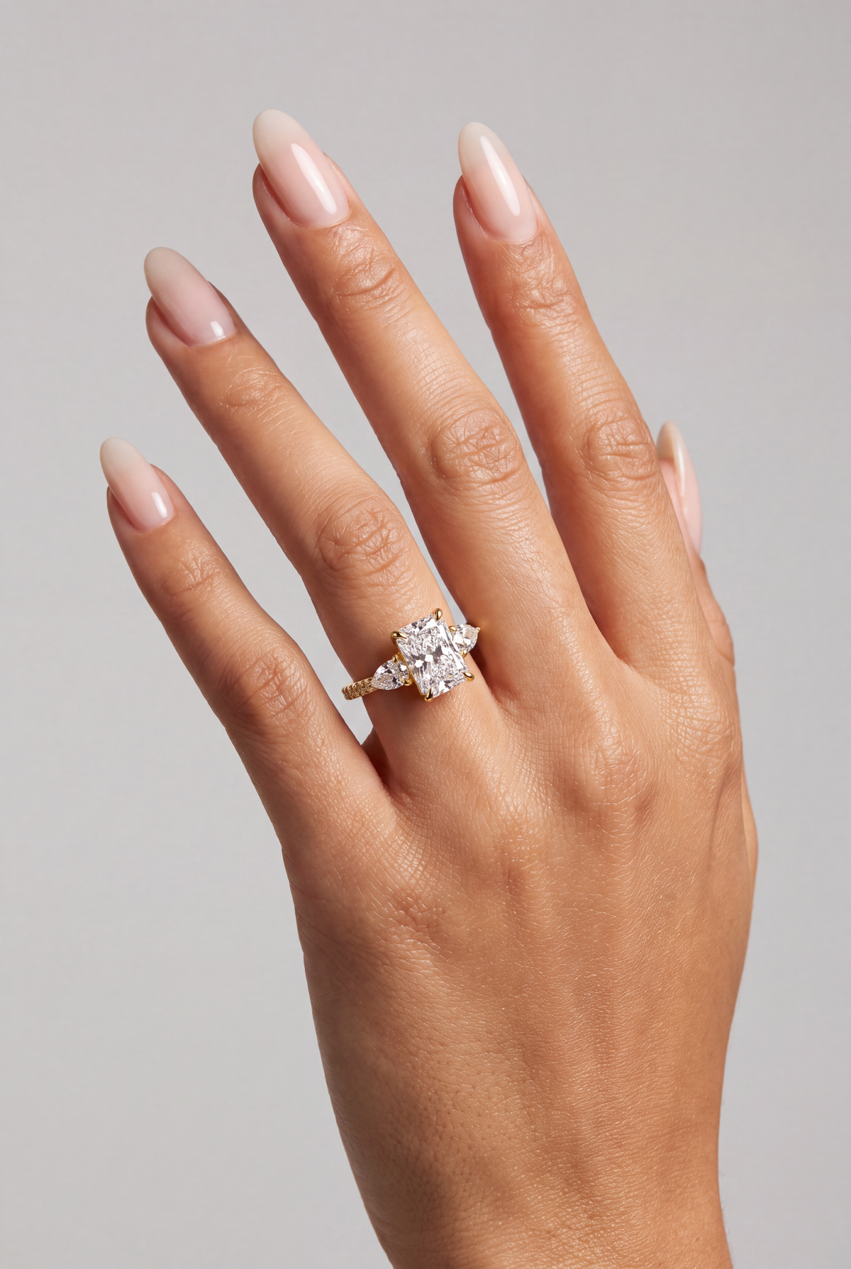 Elowen – Radiant Trilogy Verlobungsring mit Pavé in Gelbgold, getragen an der Hand | Élysée Diamonds