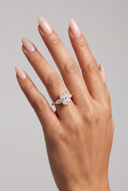 Elowen – Radiant Trilogy Verlobungsring mit Pavé in Gelbgold, getragen an der Hand | Élysée Diamonds