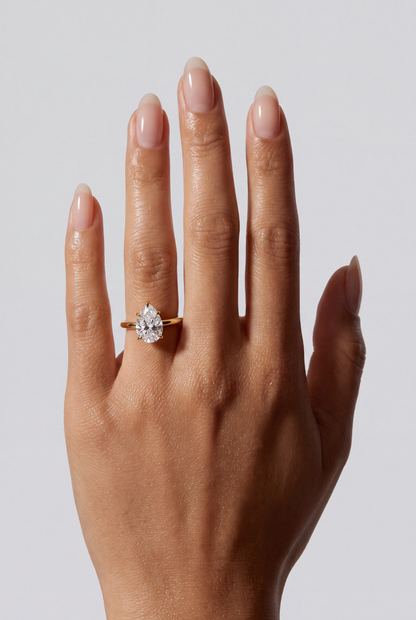 Valora – Pear Solitär Verlobungsring in Gelbgold, getragen an der Hand | Élysée Diamonds