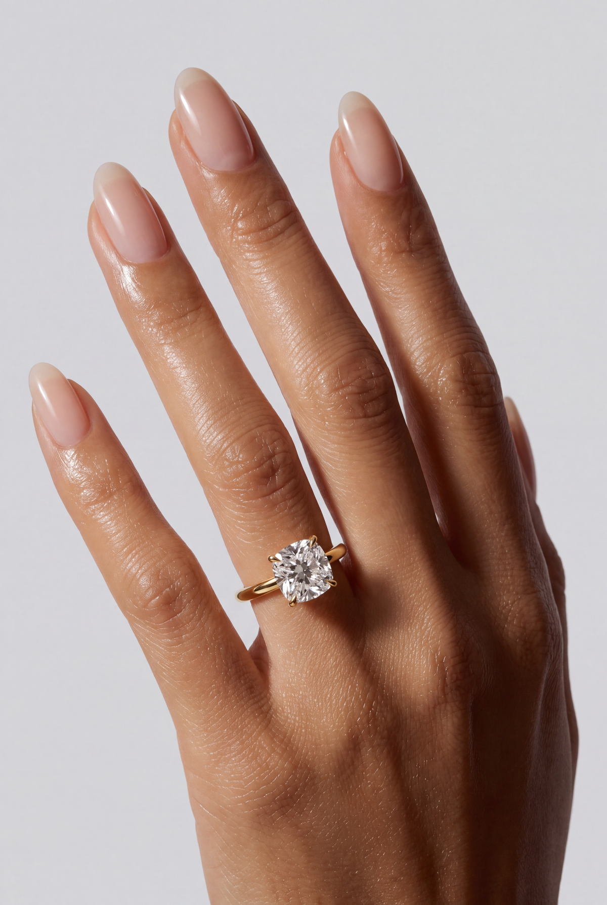 Vivienne – Cushion Solitär Verlobungsring in Gelbgold, getragen an der Hand | Élysée Diamonds