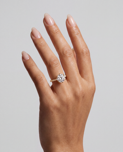 Lumière – Runder Solitär Verlobungsring mit Pavé in Gelbgold, getragen an der Hand | Élysée Diamonds