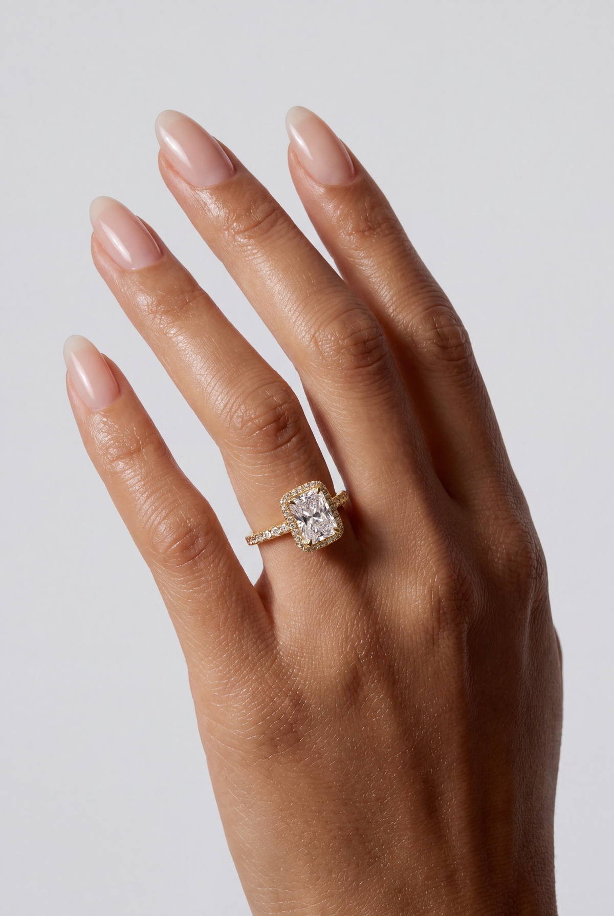 Alora – Radiant Verlobungsring mit Halo & Pavé in Gelbgold, getragen an der Hand | Élysée Diamonds
