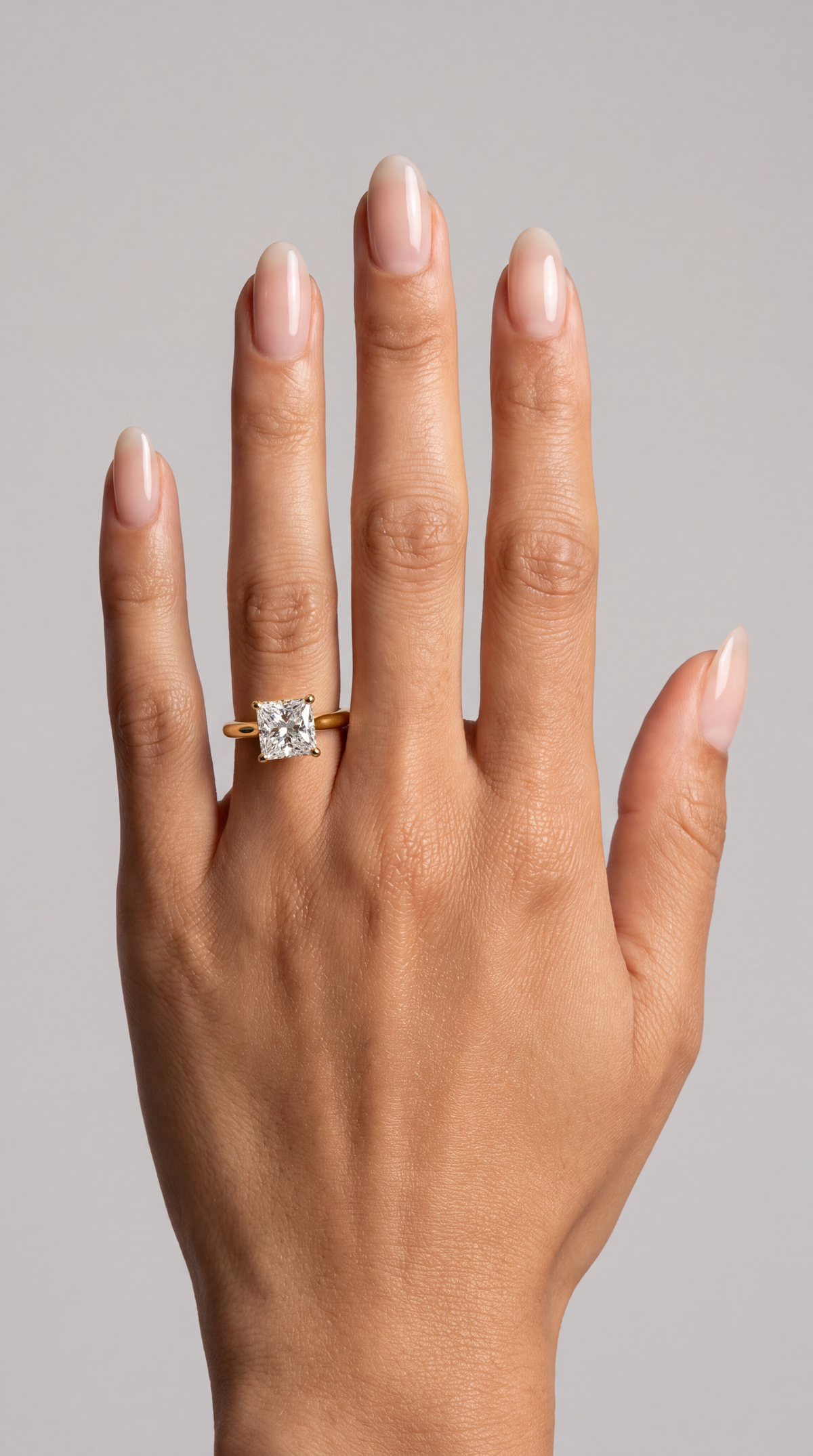 Solara – Princess Verlobungsring mit Hidden Halo in Gelbgold, getragen an der Hand | Élysée Diamonds