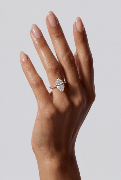 Violetta – Marquise Verlobungsring mit Hidden Halo & Pavé in Gelbgold, getragen an der Hand | Élysée Diamonds