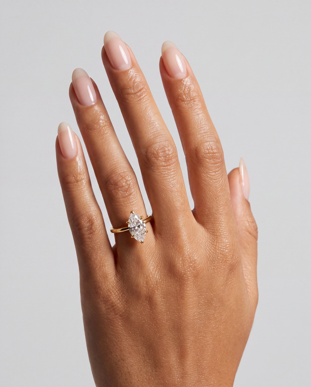 Ondine – Marquise Solitär Verlobungsring in Gelbgold, getragen an der Hand | Élysée Diamonds