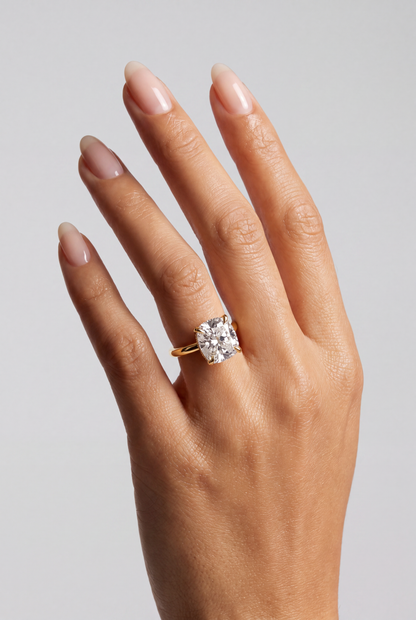 Sorella – Cushion Verlobungsring mit Hidden Halo in Gelbgold, getragen an der Hand | Élysée Diamonds