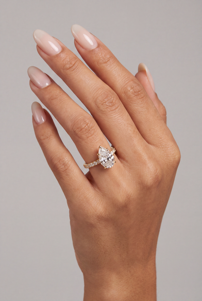 Elara – Pear Solitär Verlobungsring mit Pavé in Gelbgold, getragen an der Hand | Élysée Diamonds