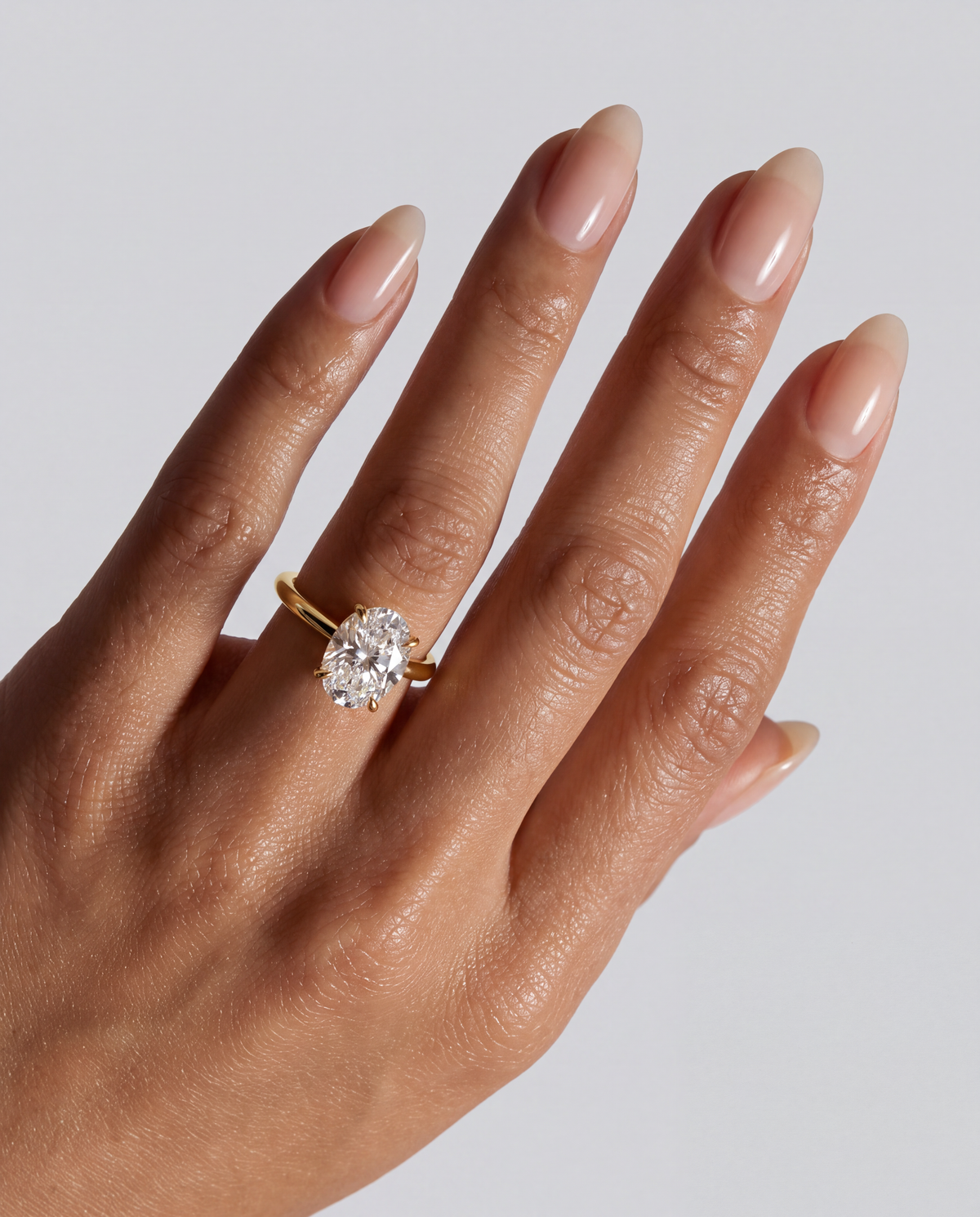 Aurelia – Ovaler Solitär Verlobungsring in Gelbgold, getragen an der Hand | Élysée Diamonds