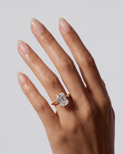 Celine – Emerald Solitär Verlobungsring in Gelbgold, getragen an der Hand | Élysée Diamonds