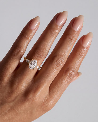 Souline – Ovaler Trilogy Verlobungsring in Gelbgold, getragen an der Hand | Élysée Diamonds