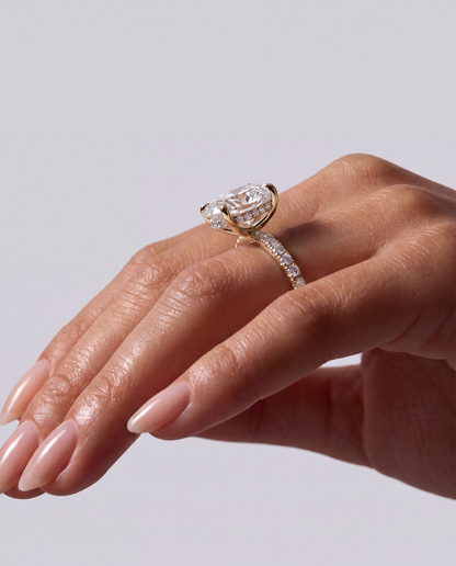 Oval Hidden Halo Pave Gelbgold Tragebild 2