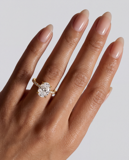 Aveline – Ovaler Solitär Verlobungsring mit Hidden Halo & Pavé in Gelbgold, getragen an der Hand | Élysée Diamonds