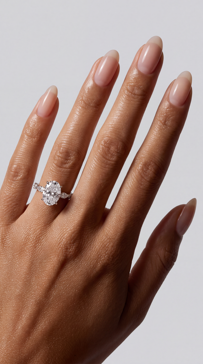 Étoile – Ovaler Solitär Verlobungsring mit Akzentsteinen in Weißgold, getragen an der Hand | Élysée Diamonds