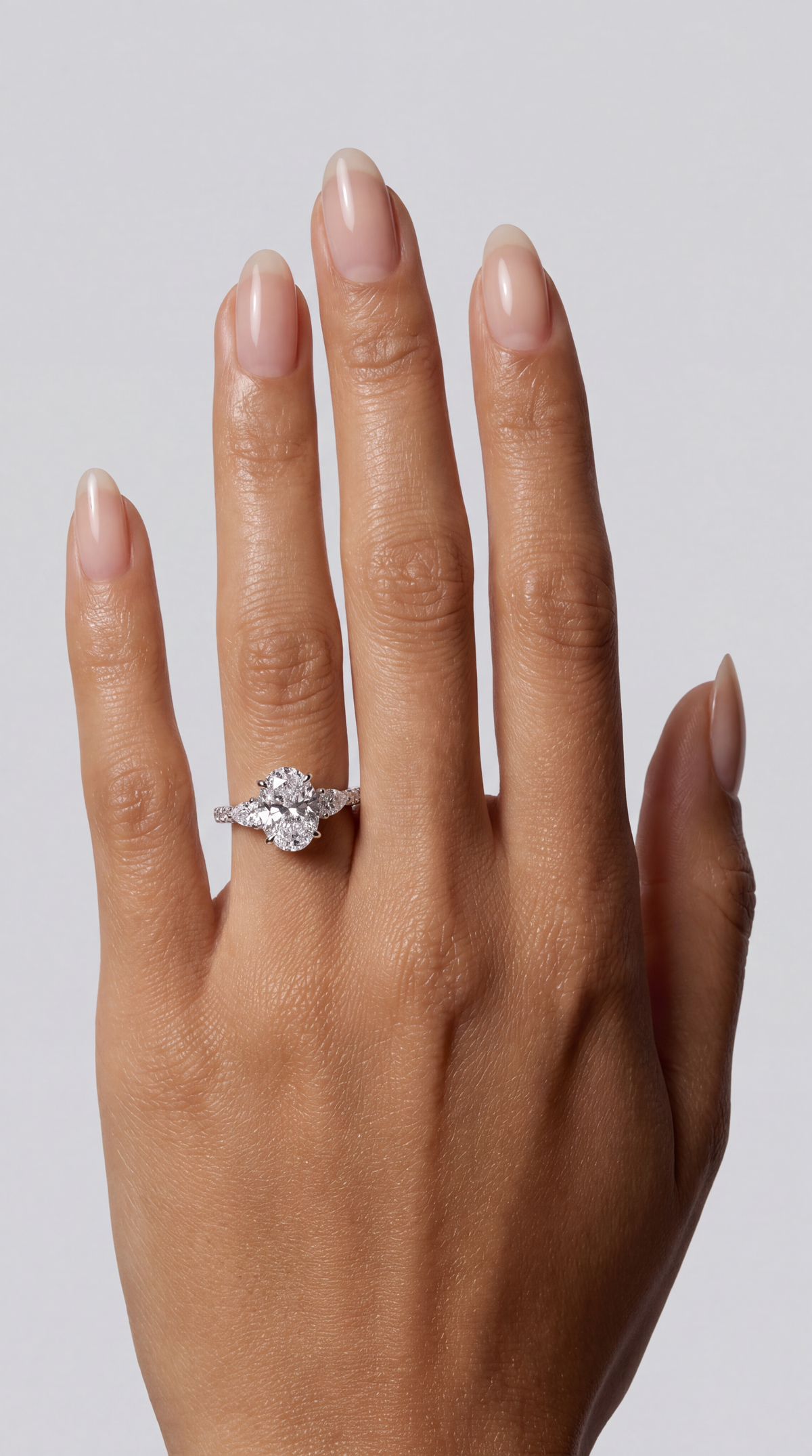 Serena – Ovaler Trilogy Verlobungsring mit Pavé in Weißgold, getragen an der Hand | Élysée Diamonds