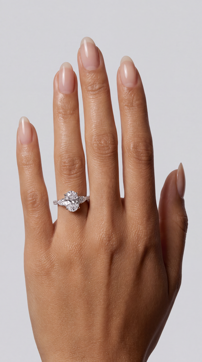 Serena – Ovaler Trilogy Verlobungsring mit Pavé in Weißgold, getragen an der Hand | Élysée Diamonds