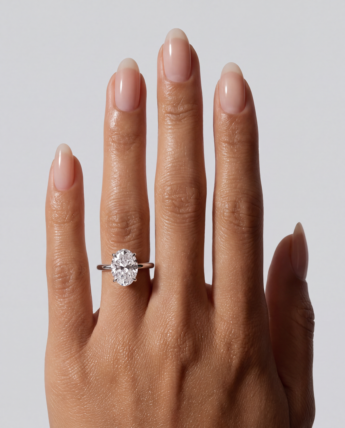 Selene – Ovaler Solitär Verlobungsring mit Hidden Halo in Weißgold, getragen an der Hand | Élysée Diamonds