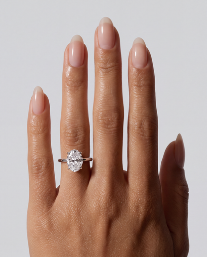 Selene – Ovaler Solitär Verlobungsring mit Hidden Halo in Weißgold, getragen an der Hand | Élysée Diamonds