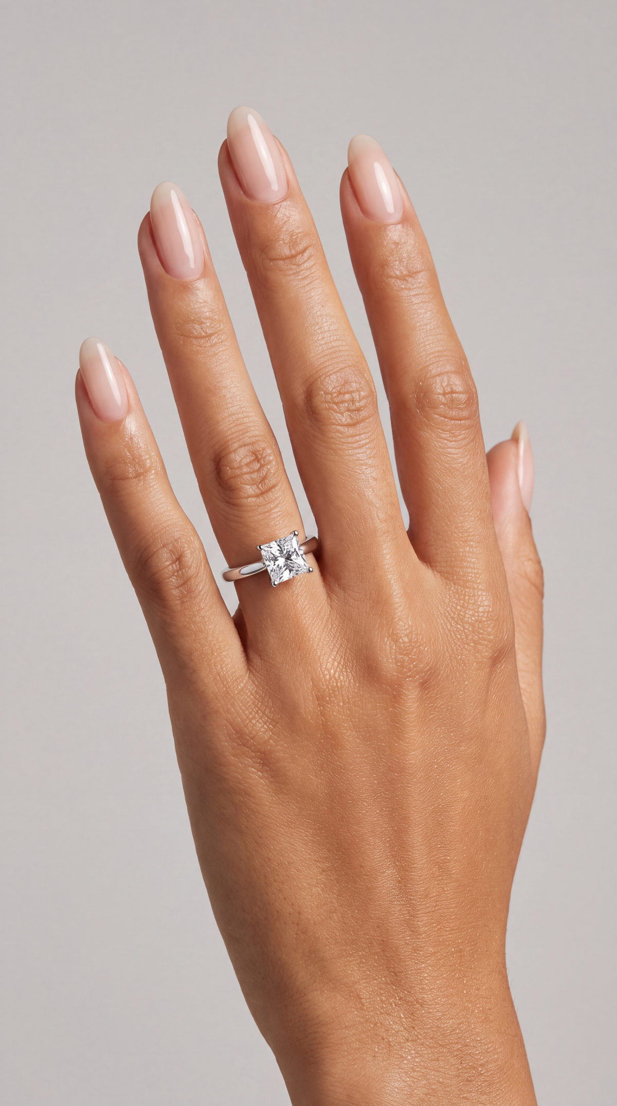 Aurelle – Princess Solitär Verlobungsring in Weißgold, getragen an der Hand | Élysée Diamonds