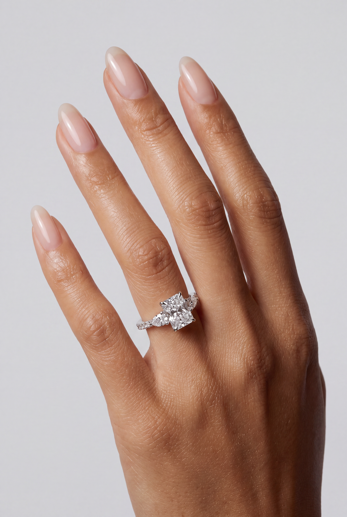 Elowen – Radiant Trilogy Verlobungsring mit Pavé in Weißgold, getragen an der Hand | Élysée Diamonds
