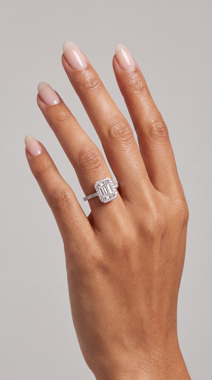Elodie – Emerald Verlobungsring mit Halo & Pavé in Weißgold, getragen an der Hand | Élysée Diamonds