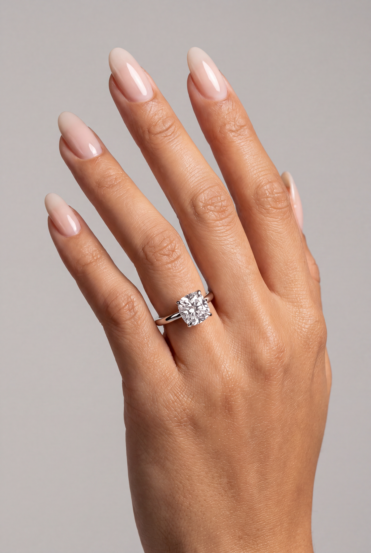 Sorella – Cushion Verlobungsring mit Hidden Halo in Weißgold, getragen an der Hand | Élysée Diamonds