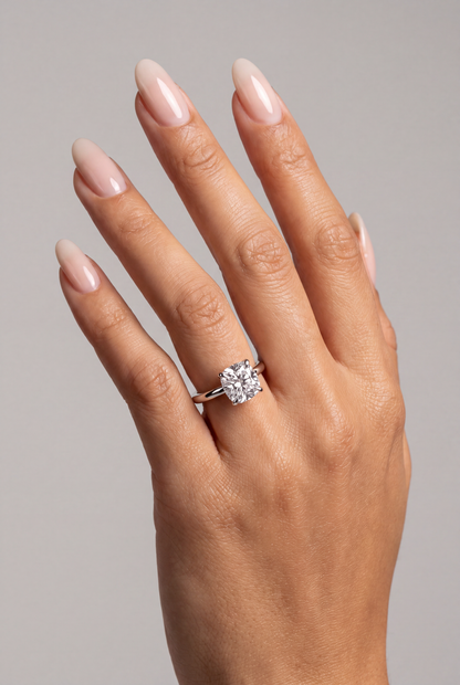 Sorella – Cushion Verlobungsring mit Hidden Halo in Weißgold, getragen an der Hand | Élysée Diamonds