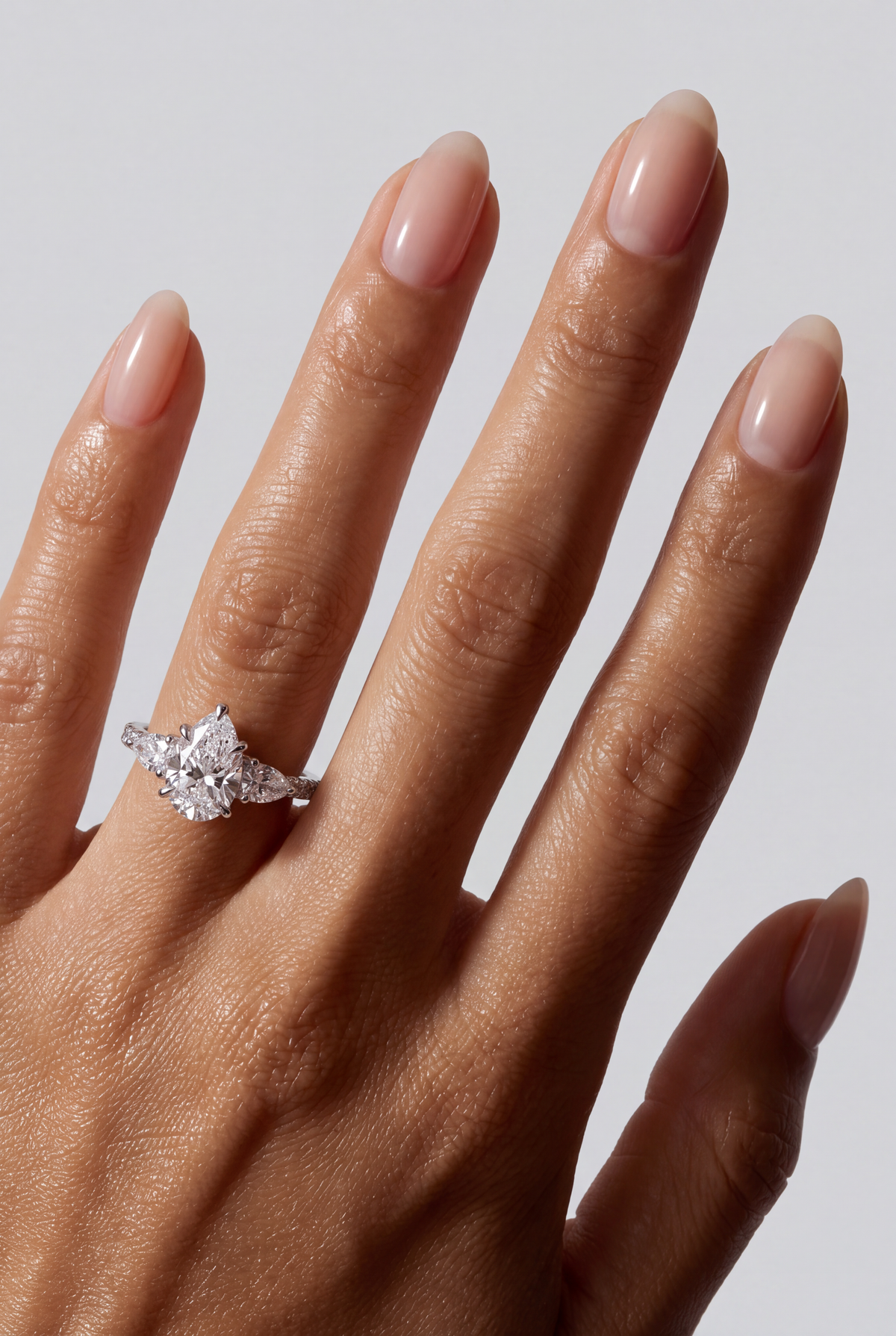 Avelia – Pear Trilogy Verlobungsring mit Pavé in Weißgold, getragen an der Hand | Élysée Diamonds