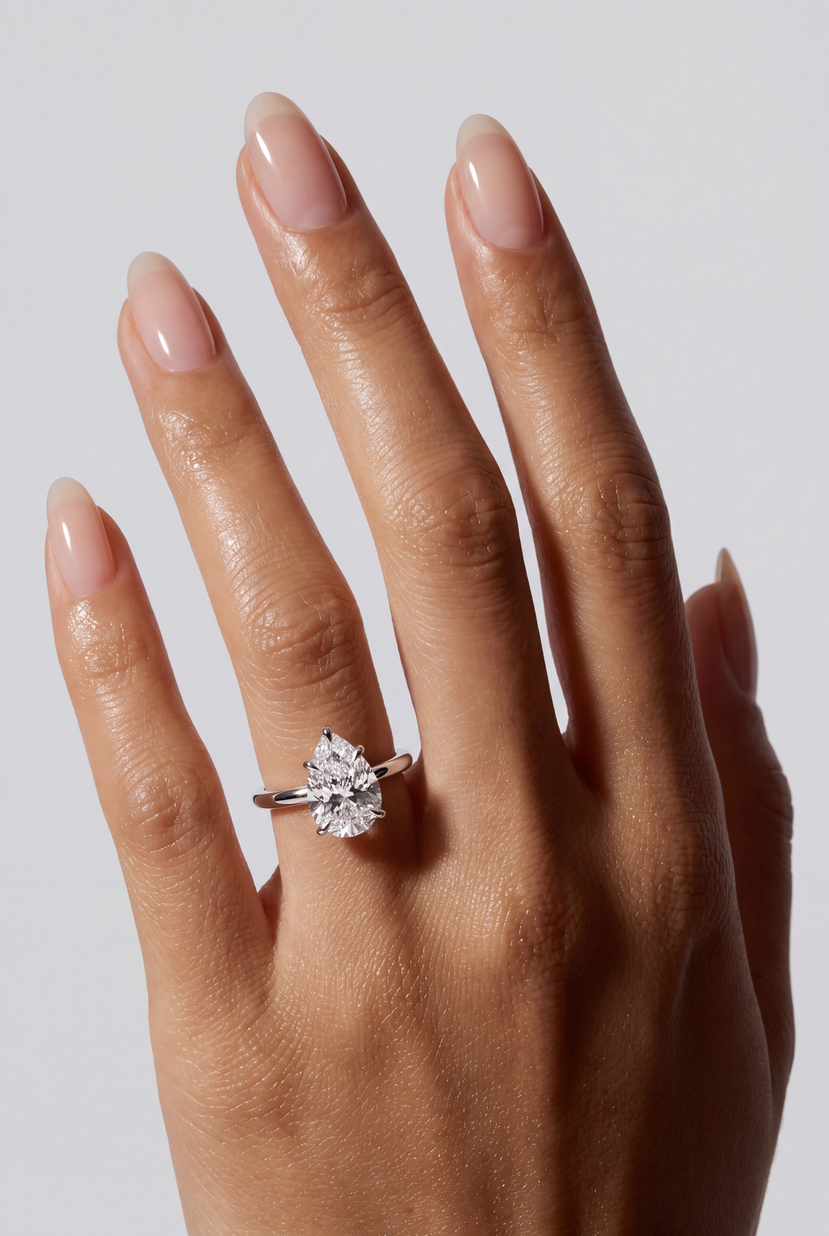 Valora – Pear Solitär Verlobungsring in Weißgold, getragen an der Hand | Élysée Diamonds