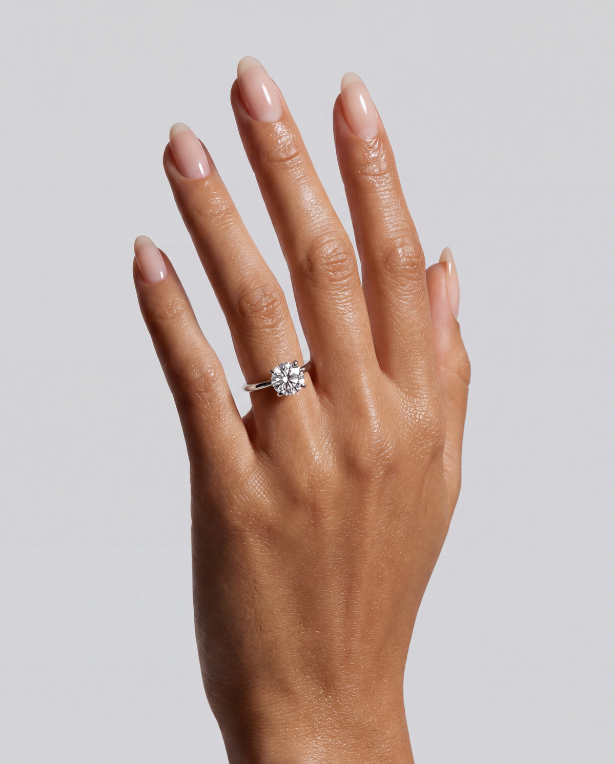 Vela – Runder Solitär Verlobungsring in Weißgold, getragen an der Hand | Élysée Diamonds