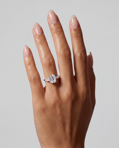 Aurora – Emerald Trilogy Verlobungsring in Weißgold, getragen an der Hand | Élysée Diamonds