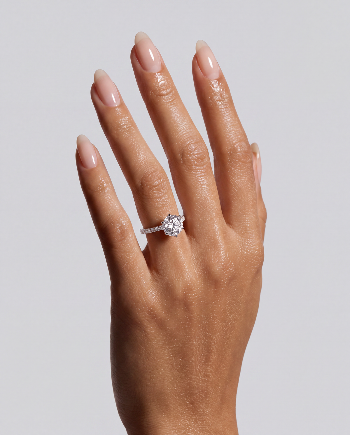 Lumière – Runder Solitär Verlobungsring mit Pavé in Weißgold, getragen an der Hand | Élysée Diamonds