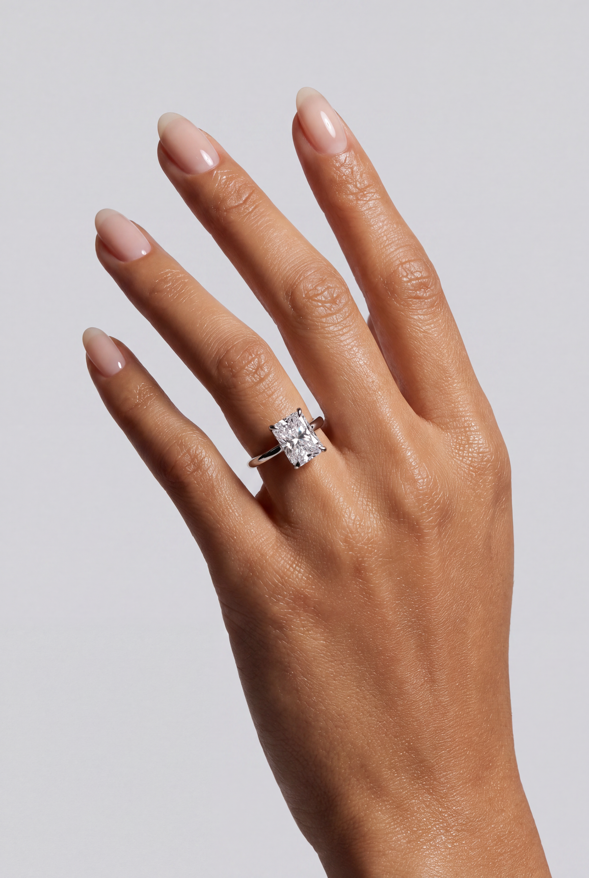 Mariah – Radiant Solitär Verlobungsring in Weißgold, getragen an der Hand | Élysée Diamonds