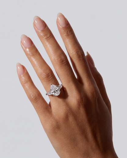 Serelle – Pear Trilogy Verlobungsring in Weißgold, getragen an der Hand | Élysée Diamonds