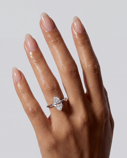 Ondine – Marquise Solitär Verlobungsring in Weißgold, getragen an der Hand | Élysée Diamonds