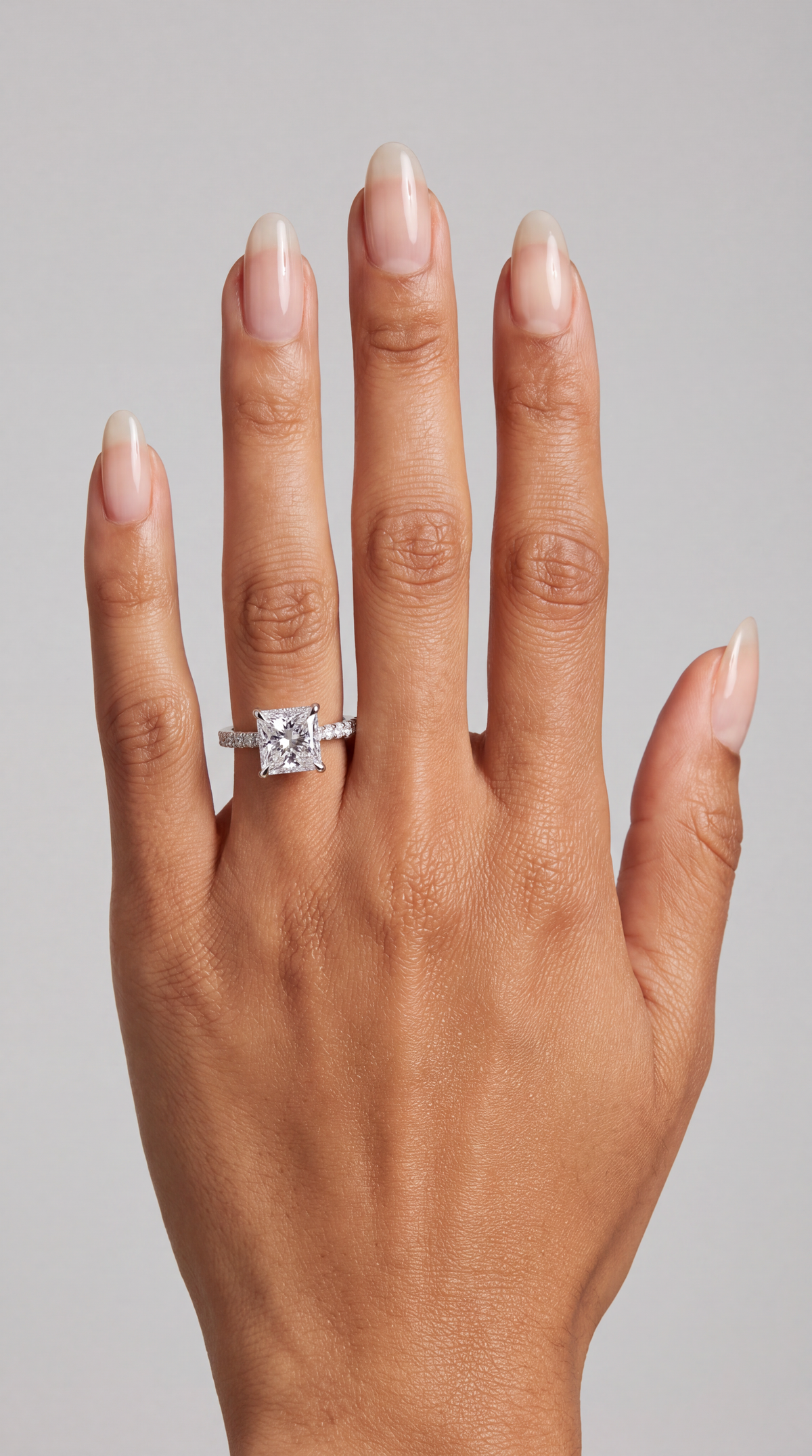 Amara – Princess Verlobungsring mit Hidden Halo & Pavé in Weißgold, getragen an der Hand | Élysée Diamonds