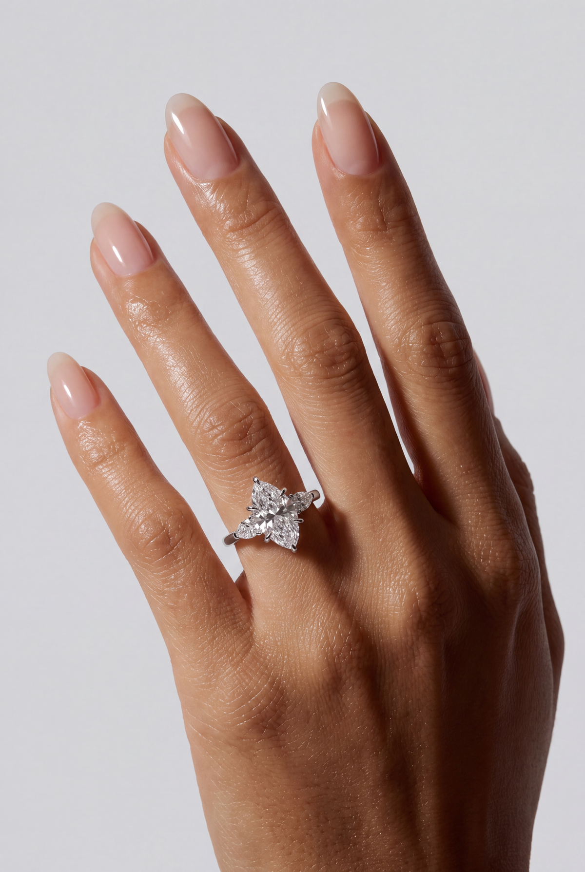 Solenne – Marquise Trilogy Verlobungsring in Weißgold, getragen an der Hand | Élysée Diamonds