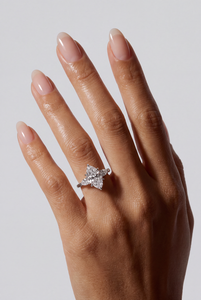 Solenne – Marquise Trilogy Verlobungsring in Weißgold, getragen an der Hand | Élysée Diamonds